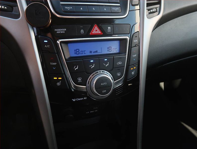 Hyundai i30 (2014) Weekend 1.6 MPI, Serv.kniha - fotka 15 z 17