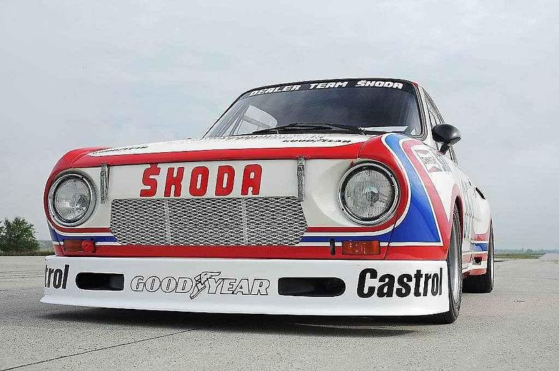 Škoda 130 RS. Vlevo je okruhová verze z roku 1981, vpravo soutěžní provedení z roku 1977.