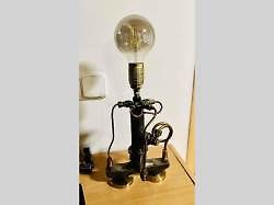 Dalibor Lupík vyrábí originální lampy z motorových dílů vozidel 20. a 30. let.