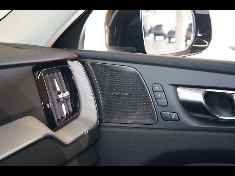 Volvo XC60 T8 PLUS Dark, Ventilace, 360° - fotka 42 z 48
