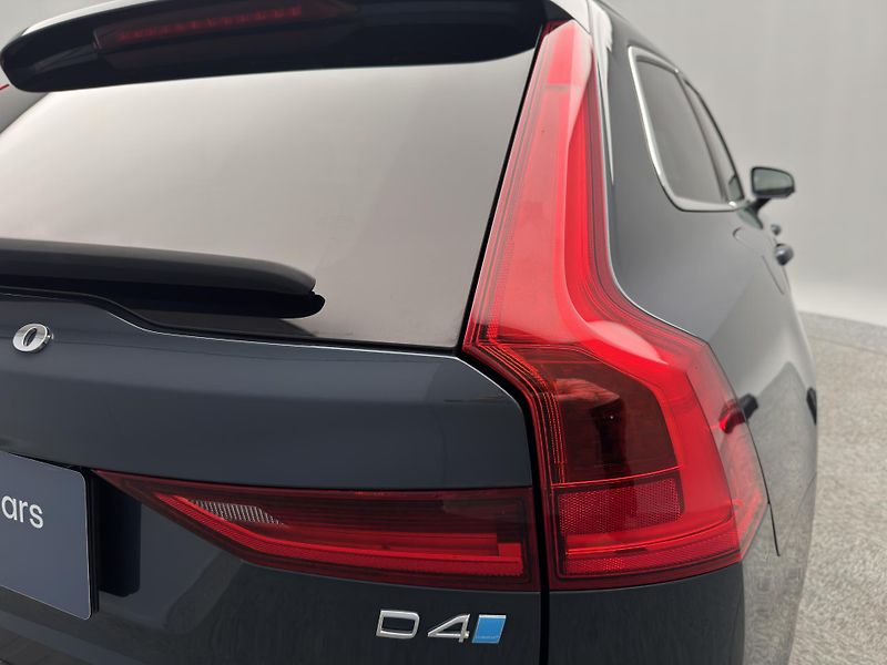 Volvo V90 D4 MOMENTUM PRO POLESTAR AUT - fotka 21 z 47