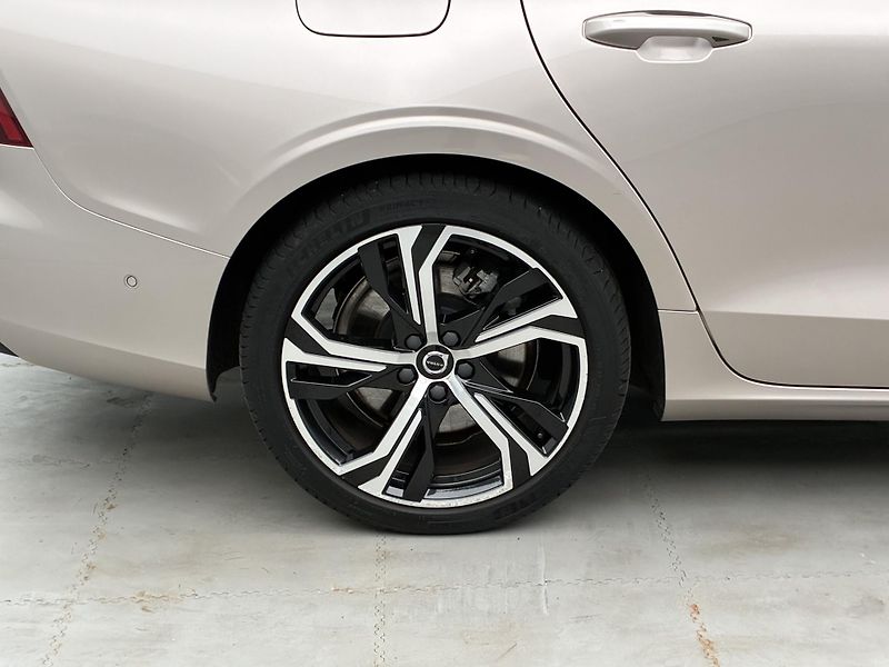 Volvo S60 2,0 B5 184kW Ultimate Dark DPH - fotka 24 z 31
