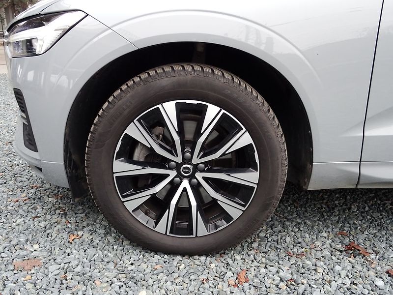 Volvo XC60 B4 145kW AWD LED Mild-Hybrid - fotka 30 z 33