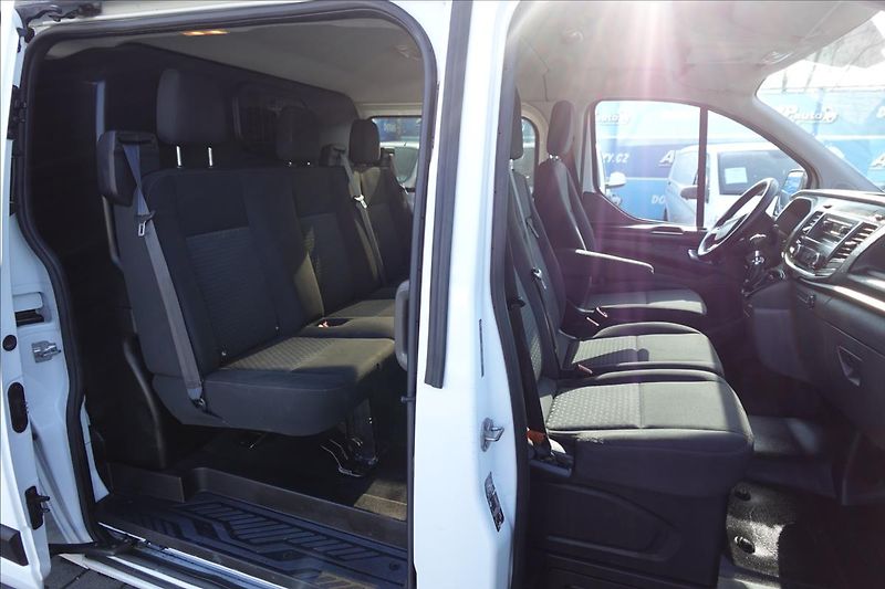 Ford Transit Custom 2,0 TDCI  L2H1 6MÍST KLIMA - fotka 17 z 35