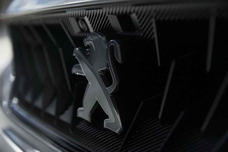 Peugeot 208 při premiéře v Ženevě ukázal naráz běžnou i elektrickou verzi