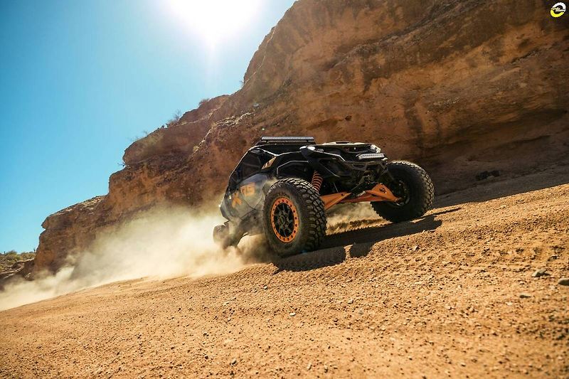 Can-Am Maverick R (2027) 7DVE - MAX X RS 999T DCT SAS - fotka 4 z 12