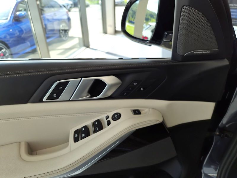 BMW X5 xDrive 30d - fotka 12 z 34