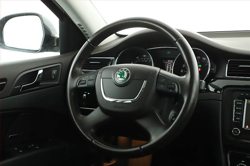 Škoda Superb (2012) Laurin&Klement 3.6 FSI V6 - fotka 15 z 18