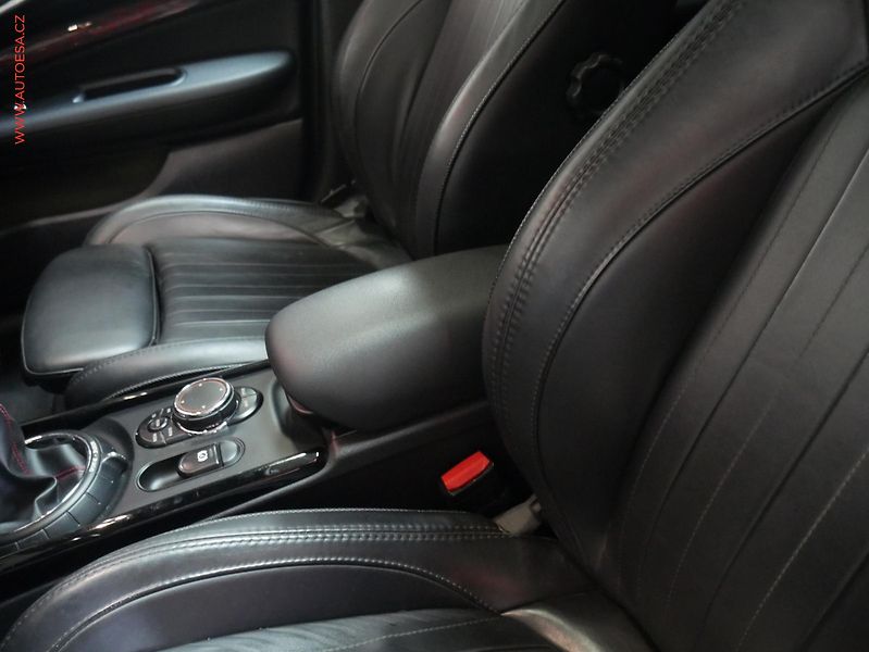 Mini Clubman (2016) 2.0 4x4, LED, panor, navi - fotka 18 z 19