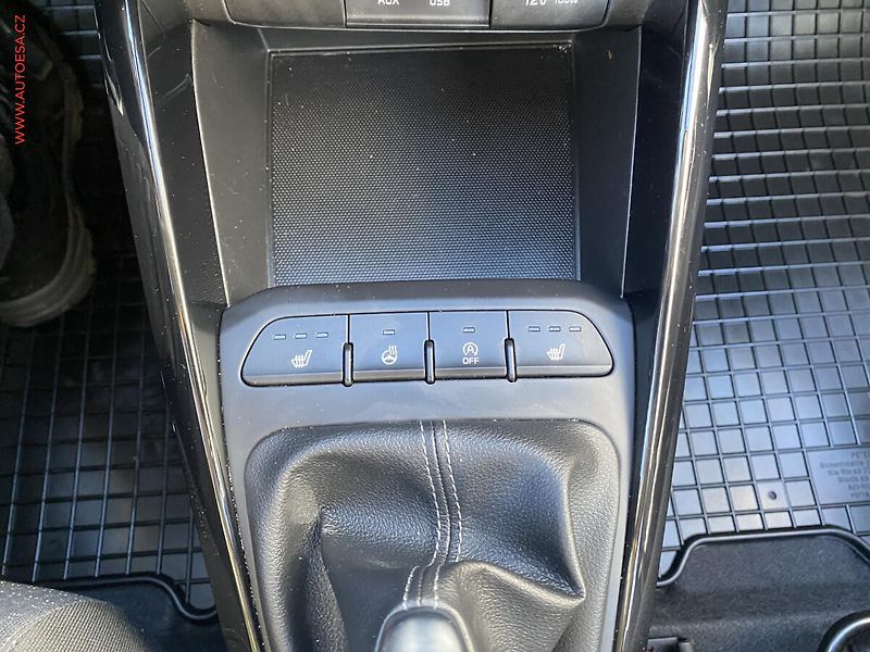 Kia Stonic (2018) 1.4 CVVT, 2.maj,ČR, Navi - fotka 16 z 19