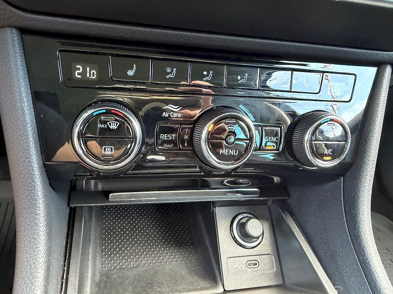 Škoda Superb (2022) 2.0 TSI 140kW Style Extra - fotka 27 z 35