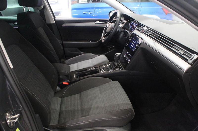 Volkswagen Passat (2020) 2.0TDI DSG Display Matrix - fotka 25 z 38