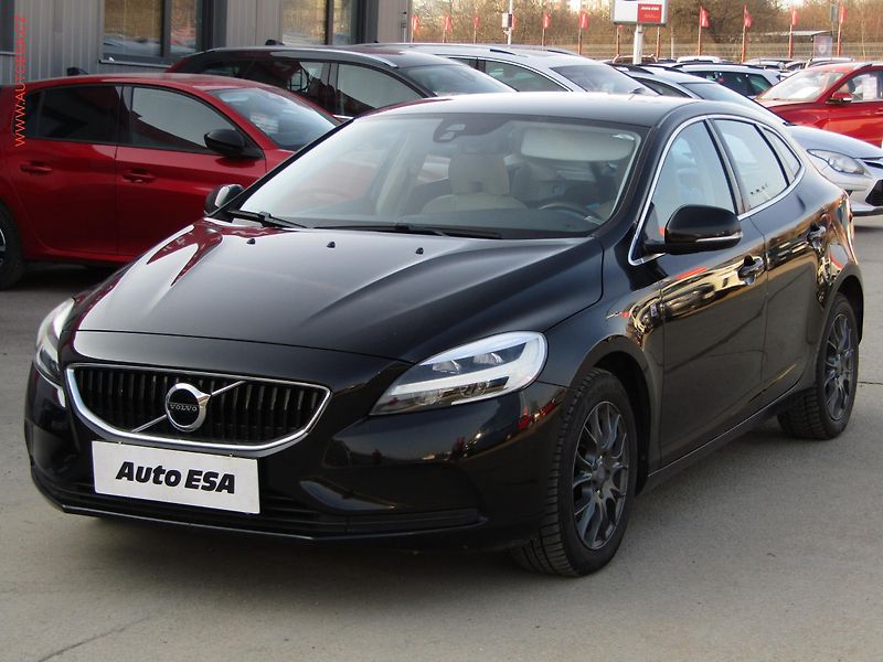 Volvo V40 (2017) 2.0 D2, AC, LED, kůže - fotka 3 z 17