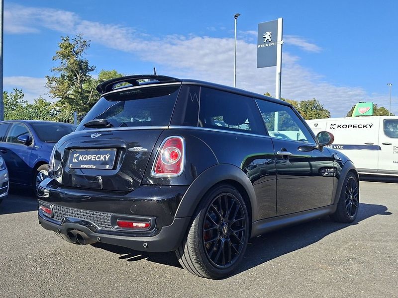 Mini Cooper JOHN WORKS 1,6i 155kW M6 - fotka 3 z 23
