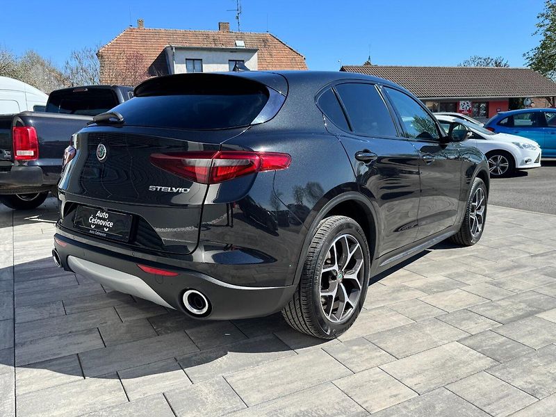 Alfa Romeo Stelvio (2018) 2,0 T 206 KW Q4 AT ZF8 SUPER - fotka 5 z 36