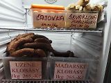 Většina uzenin je z místní udírny, která je jen pár kroků od výčepu.