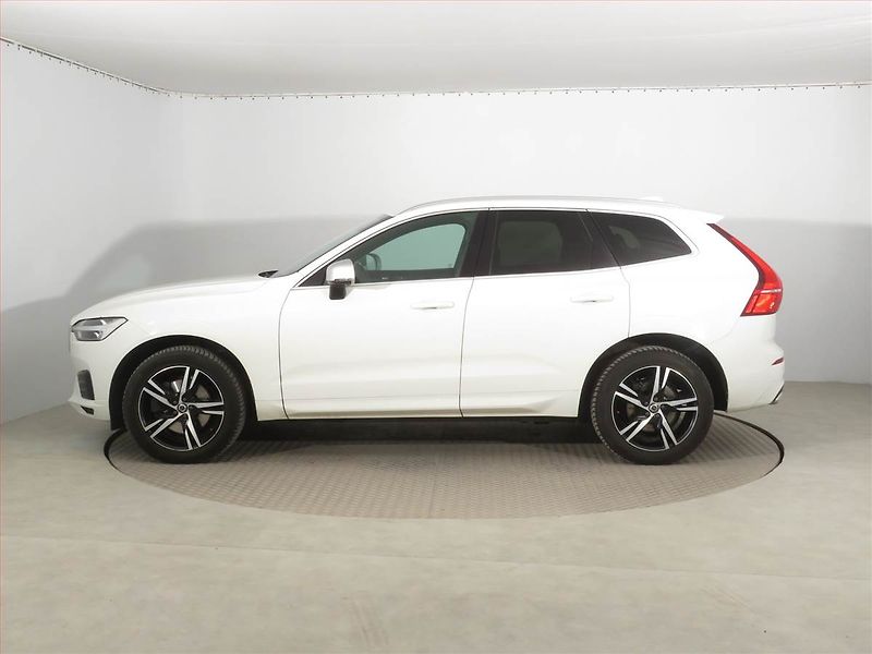 Volvo XC60 (2017) R-Design D4 AWD - fotka 3 z 15