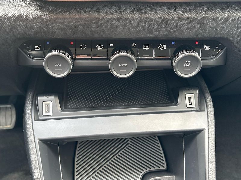 Citroën C4 (2023) Shine 1.2 PureTech 130 EAT8 - fotka 41 z 58