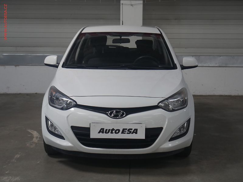 Hyundai i20 (2012) 1.2i, AC - fotka 2 z 17