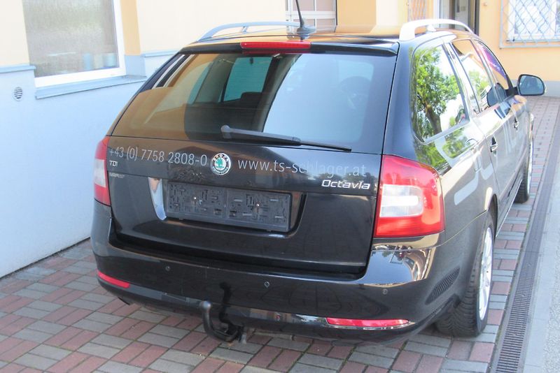 Škoda Octavia 1.6 TDI AUT. KLIMA NAVI TAŽNÉ - fotka 8 z 30