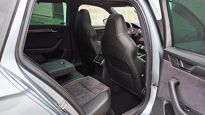 Škoda Superb 2.0TDI 140kW 4x4-WEBA-PANO-DPH - fotka 12 z 49