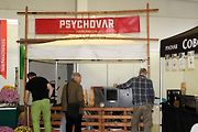 V pátek začal na lyském výstavišti víkend provoněný benzinem.