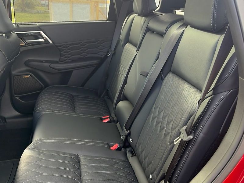 Mitsubishi Outlander (2026) INSTYLE 4×4 | 225 kW | MY25 - fotka 9 z 25