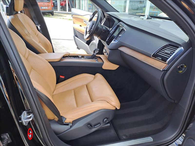 Volvo XC90 2,0 D5 AWD FIRST EDITION - fotka 9 z 24