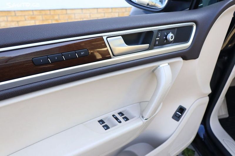 Volkswagen Touareg 3.0 TDI*Pano*Tažné*Kamera - fotka 14 z 19