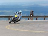Jeden z motocyklistů na trati Pikes Peak International Hill Climb.