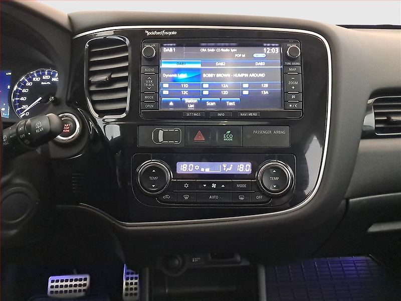 Mitsubishi Outlander (2015) 2.2 DI-D, 4X4, Automat - fotka 11 z 18