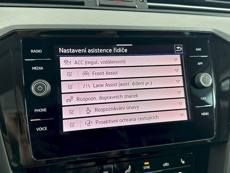 Volkswagen Passat (2023) Business 2.0 TSI 140kW DSG - fotka 14 z 29