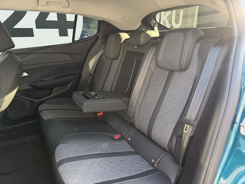 Peugeot 408 (2024) ALLURE PureTech 130k EAT8 - fotka 37 z 42