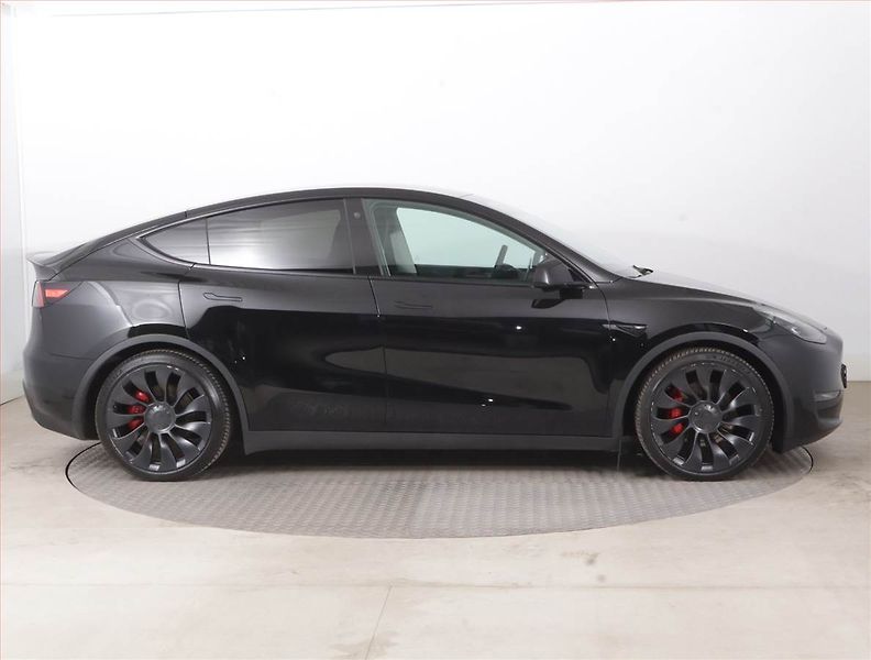 Tesla Model Y (2023) Performance 79kWh, SoH 92% - fotka 6 z 21