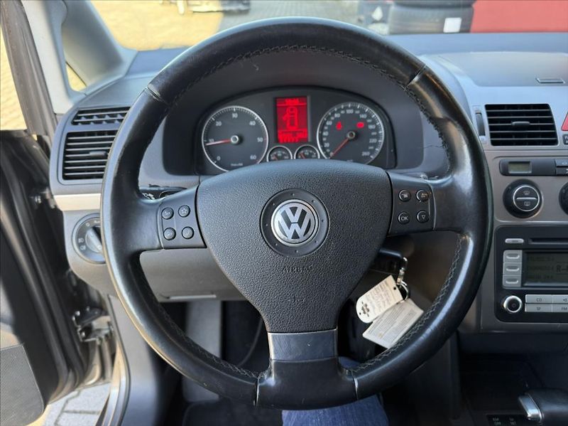 Volkswagen Touran 2,0 TDi DSG highline 7-míst - fotka 12 z 18