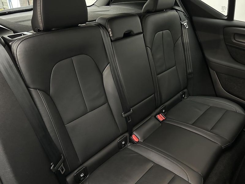 Volvo XC40 2.0 B3 ESSENTIAL - fotka 16 z 30