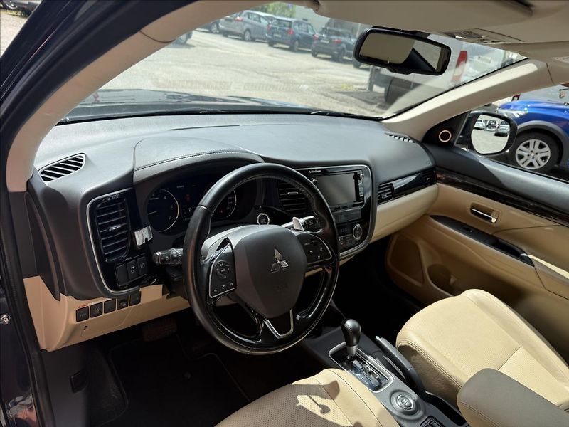 Mitsubishi Outlander 2,3 DI-D - fotka 9 z 31
