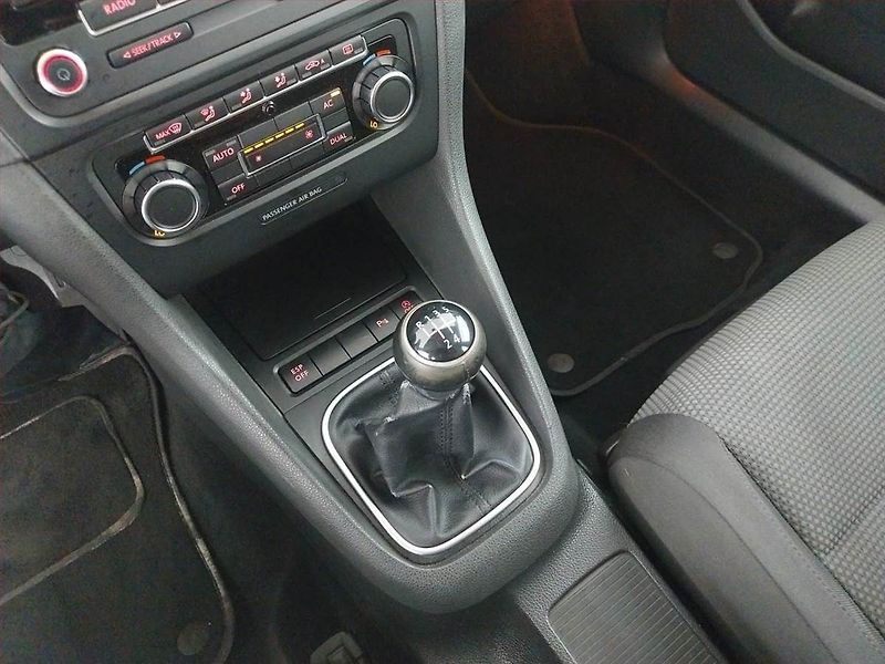Volkswagen Golf (2010) 1.6 TDI, po STK, rezervace - fotka 13 z 19