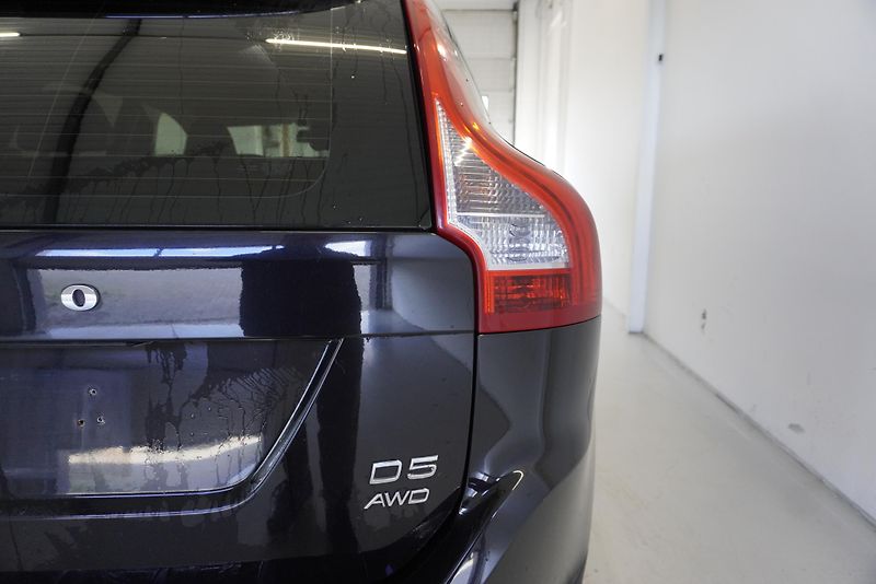 Volvo XC60  2.4 D5 MOMENTUM AWD AUTOMAT - fotka 8 z 27