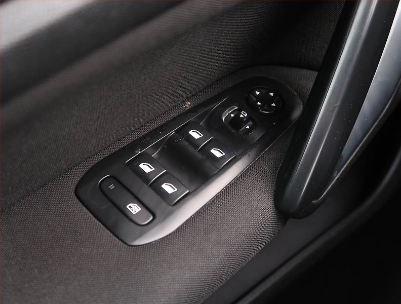 Peugeot 308 (2015) 2.0 HDI, Automat, Navi - fotka 16 z 23