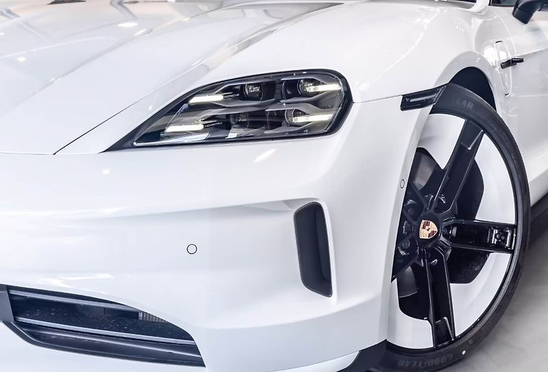 Porsche Taycan 4 SportDesign Matrix ACC 360 - fotka 8 z 22
