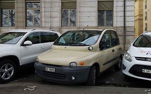 První Fiat Multipla nelze na parkovišti zaměnit s ničím jiným. Hrb se světly pod čelním sklem mu zajistil nesmrtelnost v podobných žebříčcích.