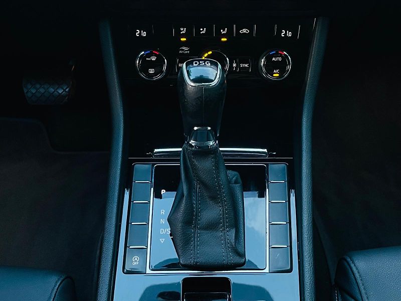 Škoda Superb 2.0TDI AUTOMAT SENZORY LED - fotka 42 z 49