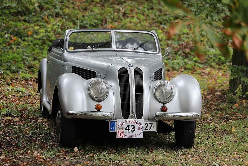 Na akci Jízda do vrchu a výstava historických vozidel se představilo na tři sta automobilů a motocyklů.