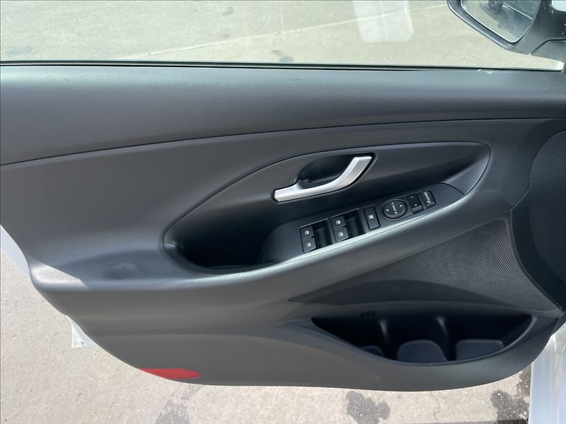 Hyundai i30 1,5 T-GDI Combi Smart PDC - fotka 14 z 23