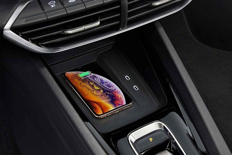 U moderních aut se přihrádky na mobil doplňují také o ventilaci nebo aktivní chlazení.