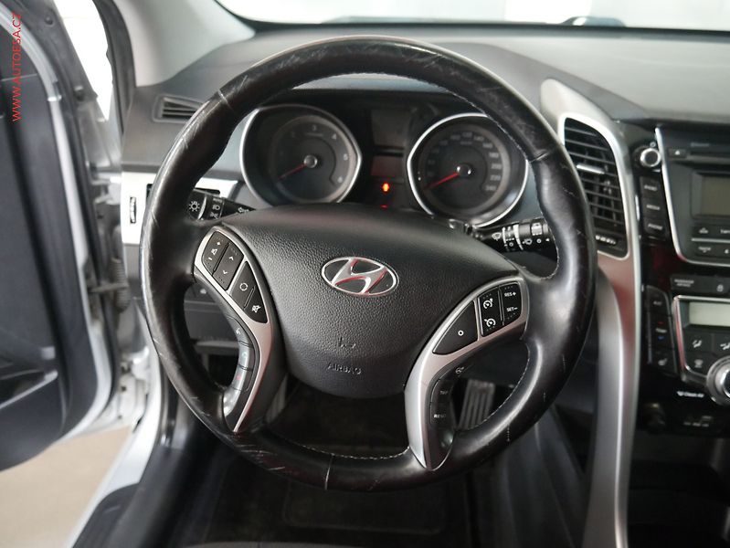 Hyundai i30 (2015) 1.6CRDi, ČR, autoAC - fotka 12 z 17