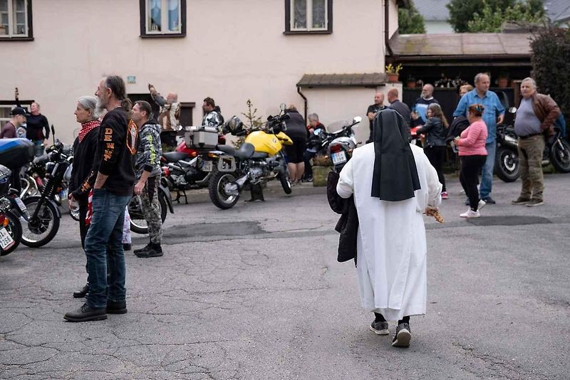 Motorkáři se sjeli na žehnání v bazilice v Jablonném.