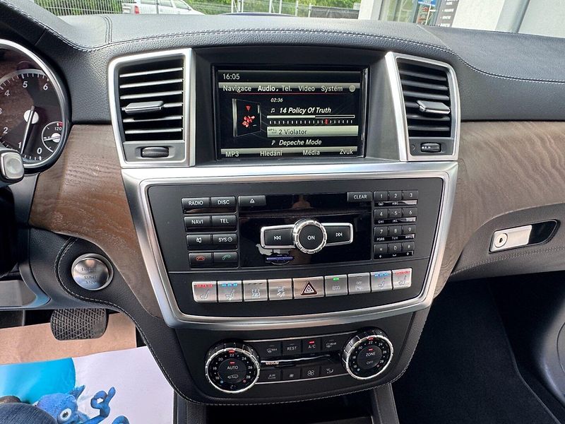 Mercedes-Benz GL (2014) 500 4MATIC - fotka 21 z 42