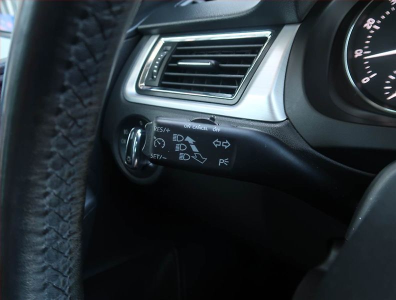Škoda Rapid (2014) Spaceback 1.2 TSI, Tempomat - fotka 16 z 23
